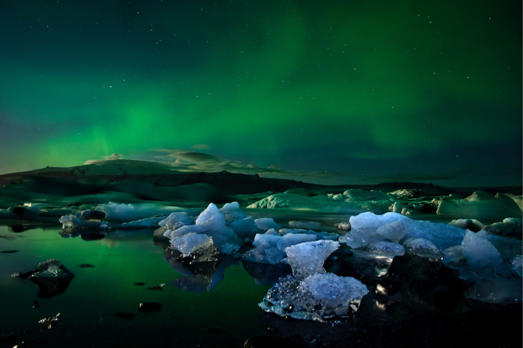 northern-lights-iceberg-lagoon-jokulsarlon